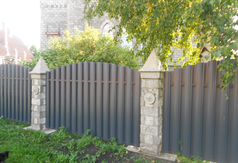  Забор из евроштакетника серого со светлыми столбами Павлодар фото 2
