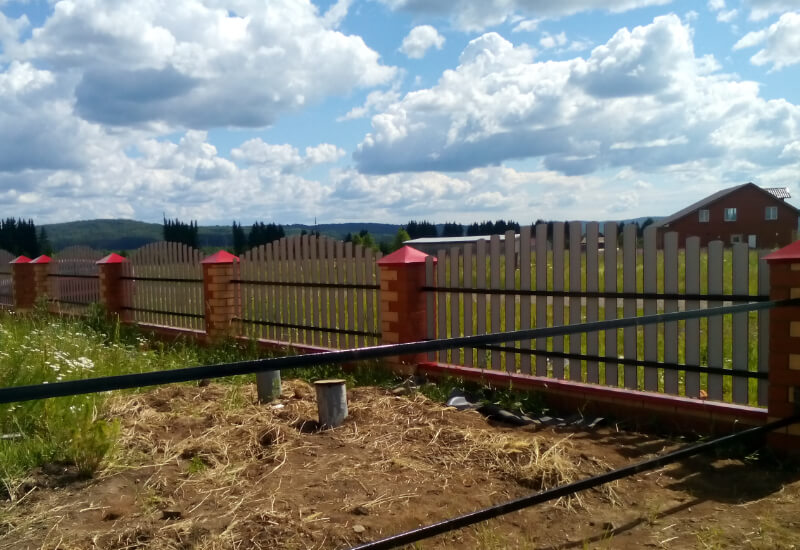 Забор из евроштакетника RAL3003 рубин, секция горкой в Павлодаре фото 1