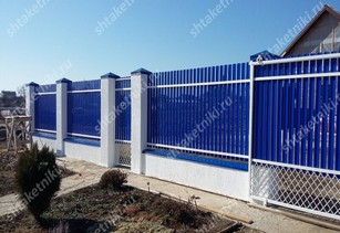 Фото забора из синего штакетника в Павлодаре